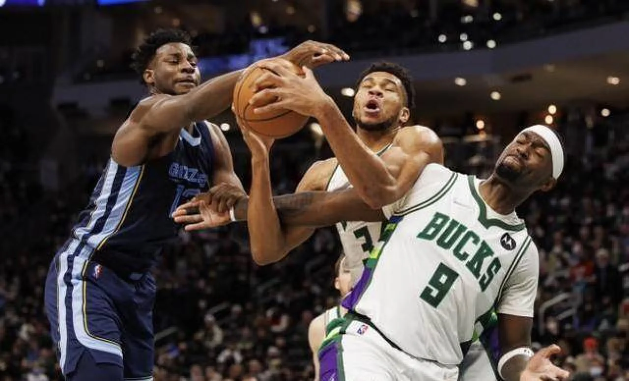 九游娱乐-雄鹿大逆转终结2连败