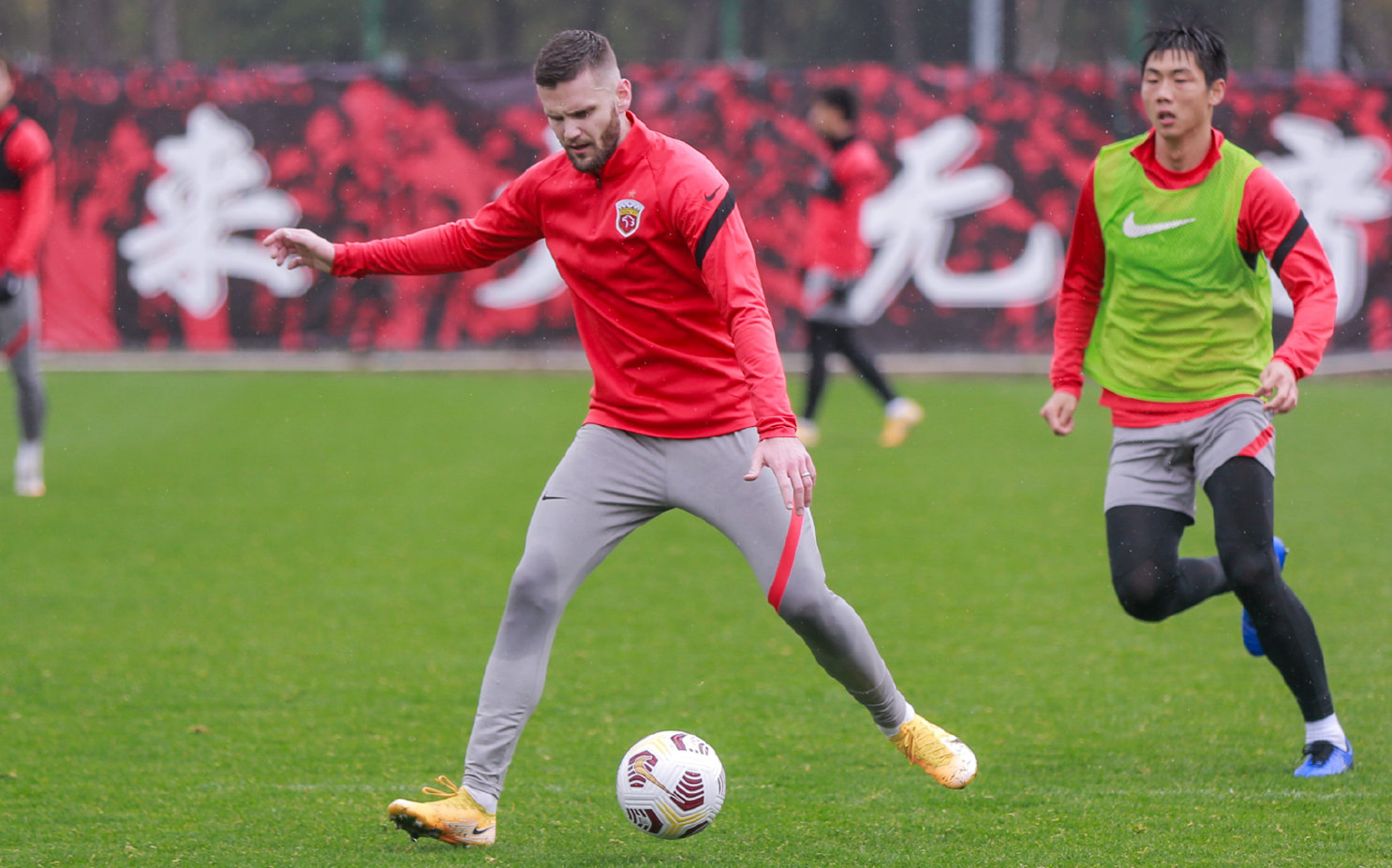 九游娱乐官网-窗口期上海海港造点机会——NBA总决赛节点到来，更衣室稳定，轮换策略成焦点的简单介绍